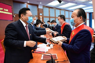 張毓強(qiáng)榮獲“嘉興市功勛企業(yè)家”“嘉興市火炬之星”雙殊榮